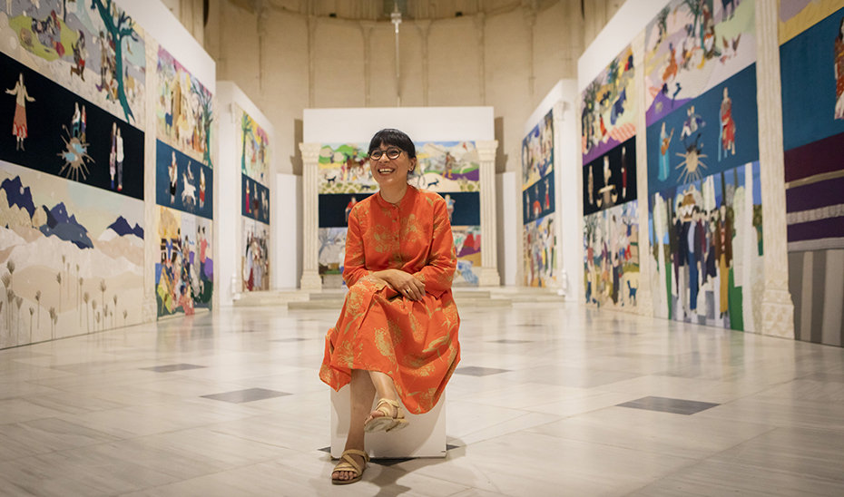 La artista Malgorzata Mirga-Tas, ante su instalación 'Re-encantando el mundo', que se expone en el CAAC.